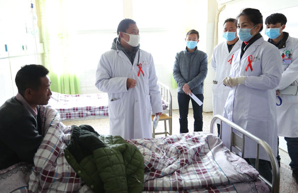 專家在布拖縣人民醫(yī)院、特木里中心衛(wèi)生院查房、會診